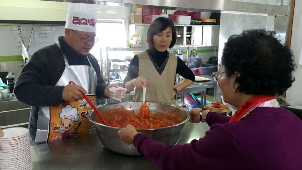 ‘태고 떡볶이’로 유명한 송운스님이 250명분 특제 떡복이를 직접 만들고 있다.