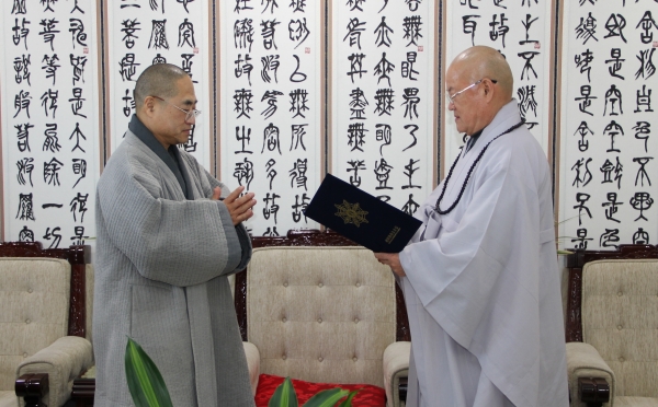 총무원장 편백운 스님은 11월 30일 종정예하께서 지명한 도각스님(사진 왼쪽)을 종정예경실장에 임명했다.