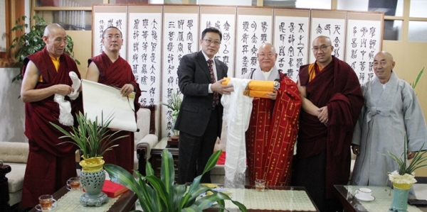 ‘중국시짱어(티베트어)고급불교대학’ 공바오 부총장이 총무원장 편백운 스님에게 선물을 전달하고 있다.