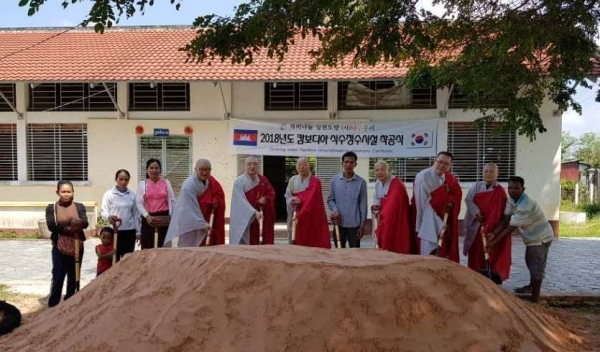 (사)나누우리는 캄보디아 꼭트라치초등학교에서 식수정수시설 건립 착공식을 거행했다.