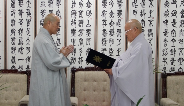 총무원장 편백운 스님은 불교문예원장에 서울중서부종무원장 정운스님(사진 왼쪽)을 임명했다.