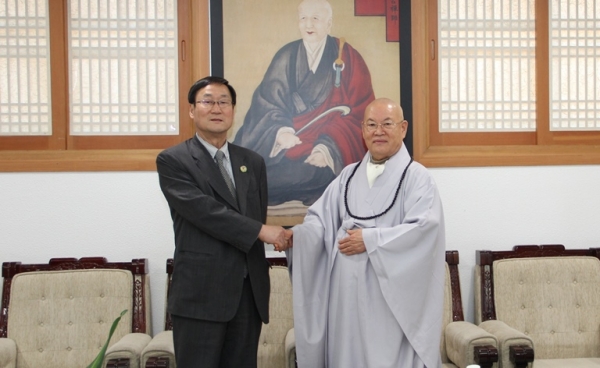 중국국제발전원조위원회 유영복(劉永福) 비서장(부주석)이 12월 26일 총무원장 편백운 스님을 예방했다.
