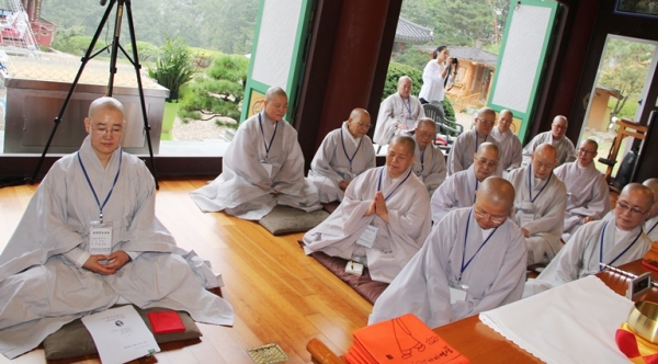 지난해 9월 27일 이천 화계사에서 열린 전국비구니회 추계 연수교육에서 참선하고 있는 비구니스님들.