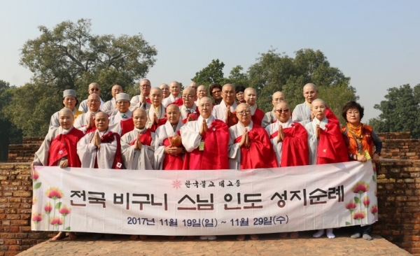 회장 법정스님을 비롯 전국비구니회원들이 11월 19~ 29일 '부처님 8대성지'를 순례중 쉬라바스티 제따와나(기원정사)에서 기념 촬영했다.