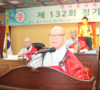 12월 19일 열린 제 132회 정기중앙종회에서 편백운 총무원장이 종무행정방침을 설명하고 있다.