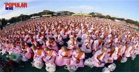 정식비구니는 아니지만, 사실상 비구니 역할을 하고 있는 미얀마 띨라신(여승) 수 천 명이 한 법회에 운집해서 신도들로부터 공양을 받고 있다.