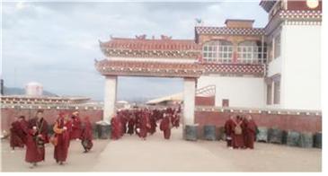 동 티베트의 오지인 4천m의 고원에 위치한 야칭스의 비구니 사원대학.