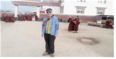 야칭스에서 필자, 뒤로는 티베트 여승들이 수업을 마치고 정문을 걸어 나오고 있다.