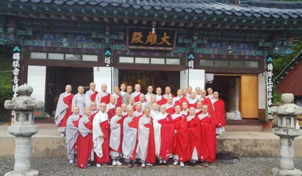 울산 보덕사 비구니강원을 방문하고 기념촬영한 전국비구니회 스님들.