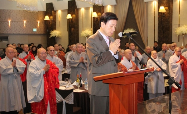 원주불교신도연합회 류황림 회장이 참석대중을 대표해 부처님께 올리는 발원문을 봉독하고 있다.