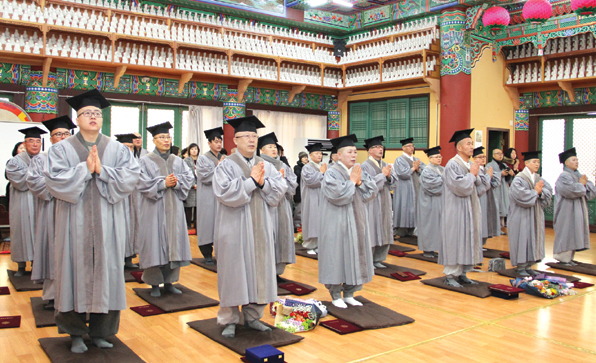 동방불교대학이 지난해 2월 17일 제33회 졸업식을 거행하는 모습. 한국불교신문 자료사진.
