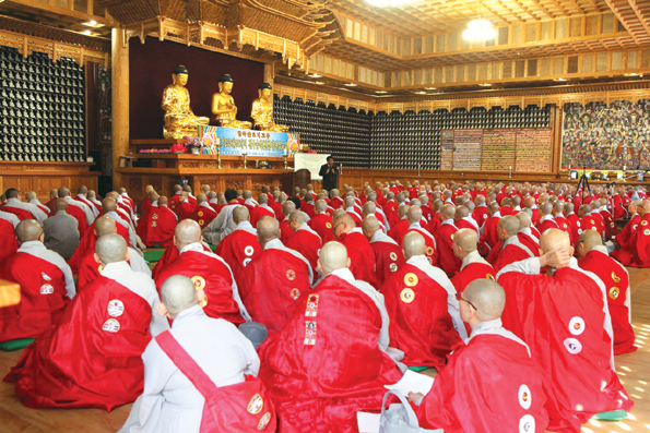 종단의 연수교육도 종도들이 흥미를 느낄 수 있는 다양한 프로그램이 필요하다. 사진은 지난 2012년 청련사에서 개최된 승려 및 전법사 연수교육.  한국불교신문 자료사진.