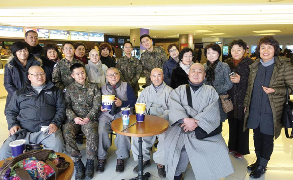 전북종무원은 1월 6일 장병 신년법회를 봉행하고 단체 영화관람을 했다.
