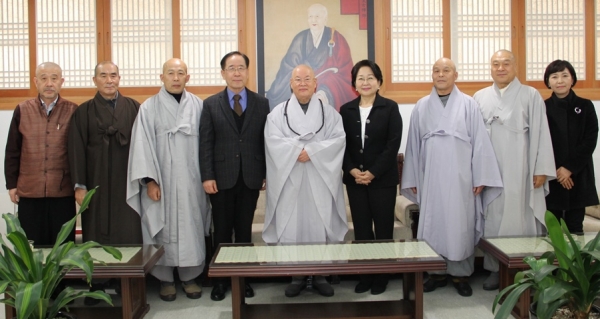 사진 왼쪽에서 4번째가 BTN 김원수 총무이사, 5번째가 총무원장 편백운스님, 6번째가  BTN 구본일 대표이사, 맨 오른쪽 끝이 이정란 BTN 대외협력국장.
