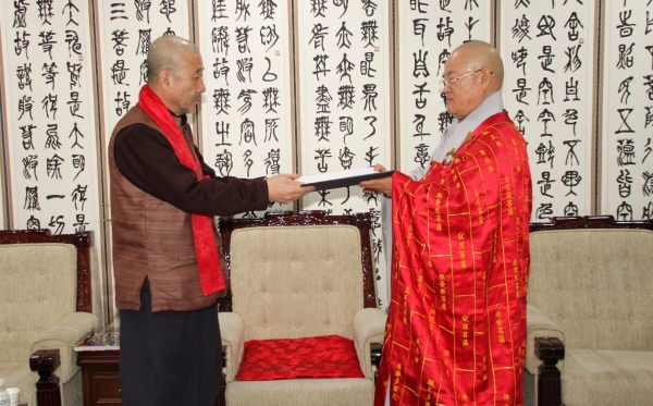 총무원장 편백운 스님은 2월 6일 총무원사 2층 회의실에서 종립 동방불교대학 초대 총장에 원응스님(이치란 박사, 국립 몽골대학 종교학과, 사진 왼쪽)을 위촉했다.