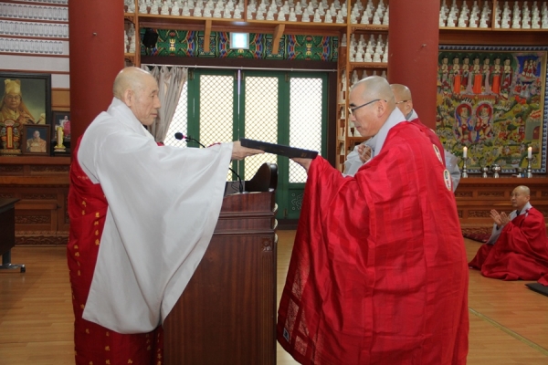 대교과 대표 허주스님이 졸업장을 받고 있다.