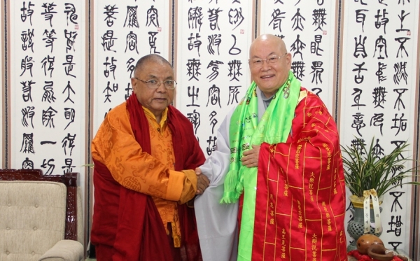 사진 왼쪽이 인도 국제불교연맹(IBC) 회장 라마 롭장(Lama Lobzang)스님.