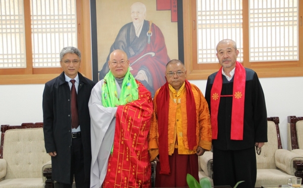 인도 국제불교연맹(IBC) 회장 라마 롭장(사진 오른쪽에서 2번째)스님이 2월 21일 원응스님(사진 맨 오른쪽)의 안내로 총무원을 예방했다.
