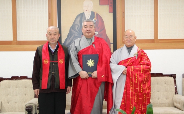 사진 오른쪽부터 총무원장 편백운 스님, 동방불교대학 범패과 교수 석화스님, 동방불교대학 총장 원응스님.