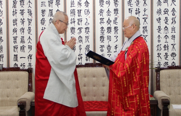 총무원장 편백운 스님은 3월 6일, 불교문예원장에 前 봉원사 주지 선암스님(사진 왼쪽)을 임명했다.