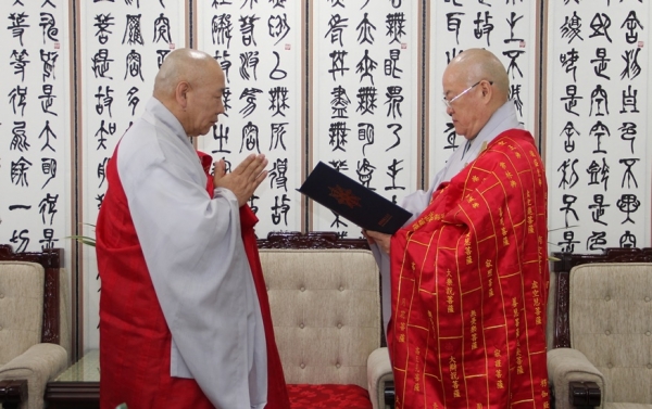 총무원장 편백운 스님은 3월 13일 총무원 사회부장(서리)에 지행스님(사진 왼쪽, 여주 송암사 주지)을 임명했다.