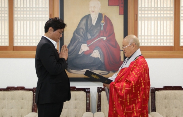 총무원장 편백운 스님은 3월 14일, 일본법인 주식회사 ‘세영’ 한국지사의 정유성 지사장(사진 왼쪽)  한국불교태고종 청년회 광주 지부장으로 임명했다.