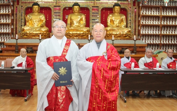총무원장 편백운스님은 도종스님(사진 왼쪽)에게 중앙승가강원 사교과 강사 임용장을 수여했다.