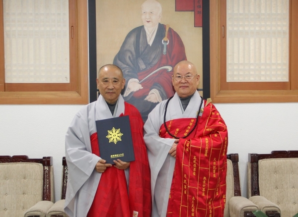 총무원장 편백운스님이 수암스님(사진 왼쪽)에게 중앙승가강원 대교과 강주 임용장을 전달했다.