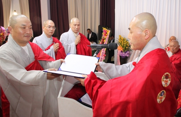 광주전남교구 총무국장 보산스님(사진 왼쪽)이 임명장을 받고 있다.