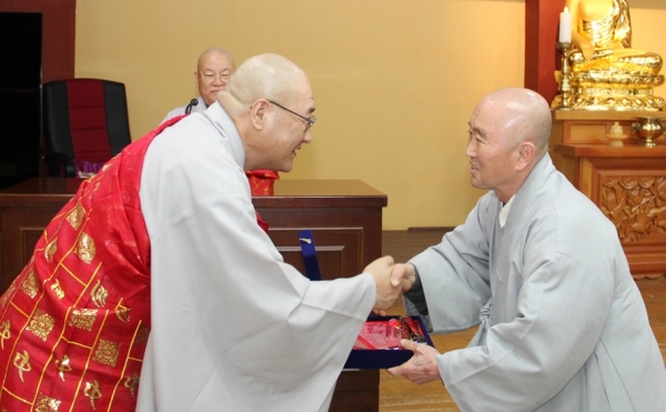 1기 동문 법안스님(사진 오른쪽)이 총동문회장 탄해스님으로부터 감사패를 받았다.