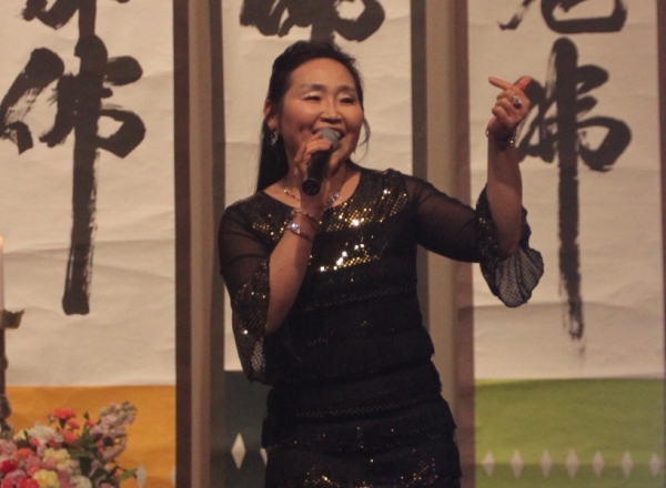 가수 정윤이의 노래 공연.