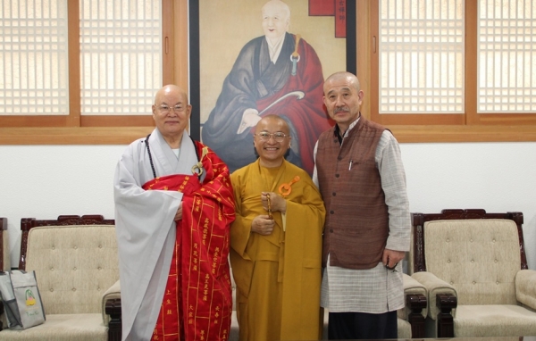 왼쪽부터 편백운 총무원장스님, 틱낫투(Thich Nhat Tu 釋日慈)스님, 동방불교대학 총장 원응스님.