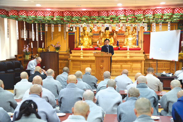 김영근 회계사가 3월 21일 대구경북종무원 사찰 주지회의에서 종교인 과세에 대해 설명하고 있다. 한국불교신문 자료사진.