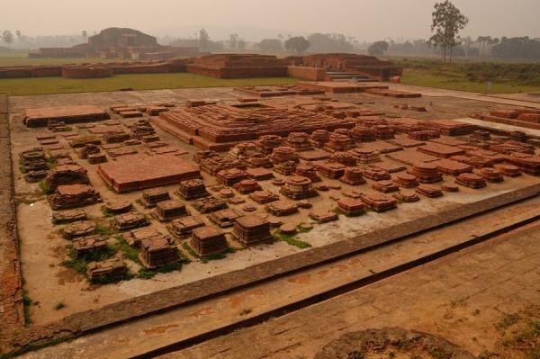 인도의 빨라 제국(Pala Empire, 750~1200) 시대, 위끄라마쉴라(Vikramaśilā)와 날란다(Nalanda)는 가장 중요한 교육기관이었다. 위끄라마쉴라는 다르마빨라(Dharmapala) 왕이 783년부터 820년까지 설립한 사원이었는데, 1,200년경에 회교도에 의해 파괴되었다. 이 사원의 파괴와 함께 인도불교도 쇠망하고 말았다.