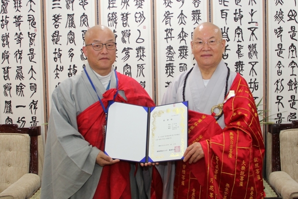 전북교구 명예기자 보현스님(사진 왼쪽).