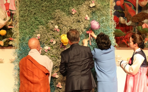 문재인 대통령 내외와 종단협 회장 설정스님이 꽃으로 장식한 한반도 그림에 연꽃을 다는 퍼포먼스를 하고 있다. (사진=공동취재단)
