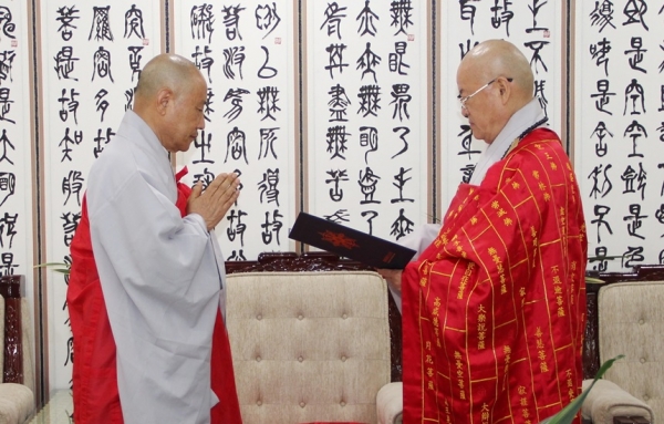 총무원장 편백운(동방불교대학 이사장)스님은 4월 23일, 공석중인 종립 동방불교대학장에 수암스님(사진 왼쪽)을 위촉했다.