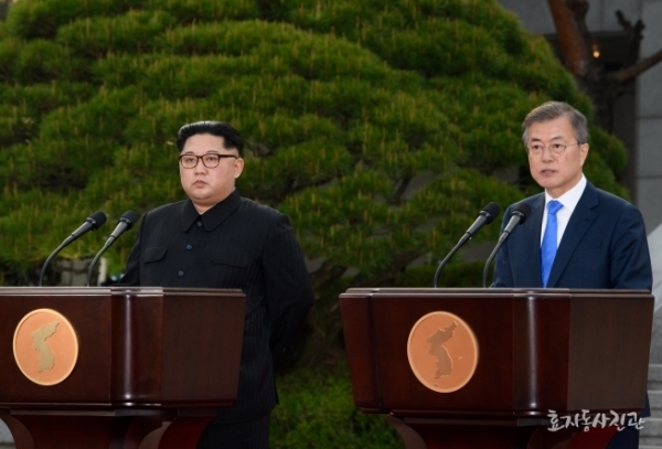 문재인 대통령과 김정은 북한 국무위원장이 4월 27일 오후 판문점 평화의 집에서 열린 남북정상회담의 결과가 담긴 '판문점 선언'을 채택, 발표하고 있다.