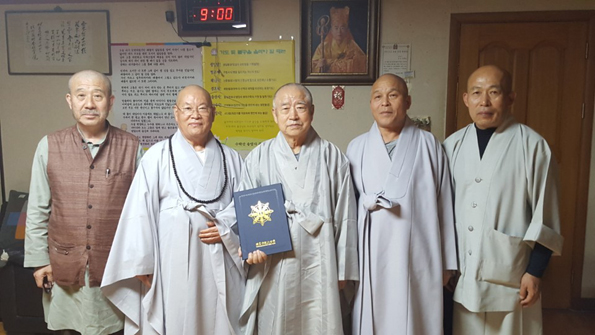 4월 19일 송암사에서 추대장을 전달 받은 원로의원 혜운스님(사진 왼쪽에서 3번째).