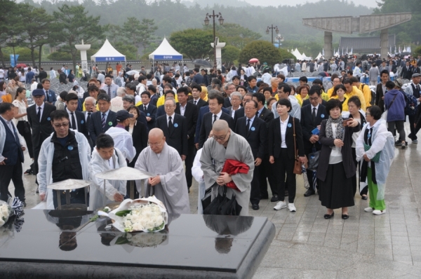 편백운 태고종 총무원장스님이 제38회 민주화 운동 기념식에 참석 헌화.분향하고 있다.