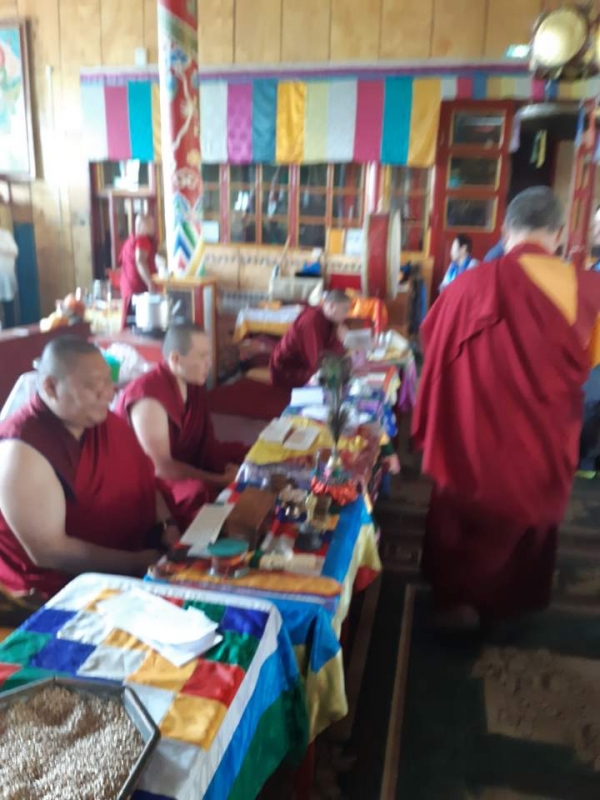 러시아 불교 라마들이 사시예불을 드리는  장면