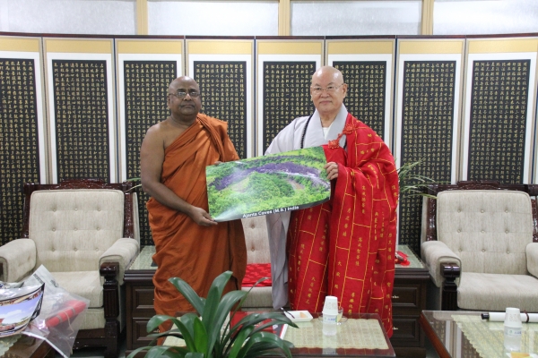 인도불교 사무총장 스님이 아잔타 석굴 전경사진을 총무원장 편백운스님께 선물로 증정하고 있다.