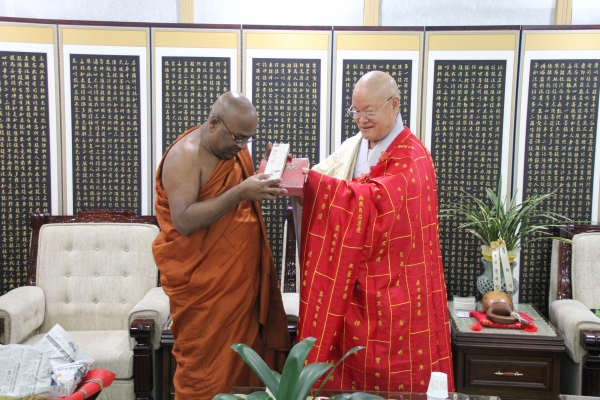 편백운 총무원장스님이 인도불교 사무총장스님에게 답례로 태고종사를 증정하고 있다.