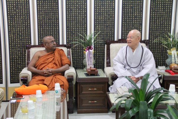 담소를 나누는 편백운 총무원장스님과 인도불교 사무총장 스님.