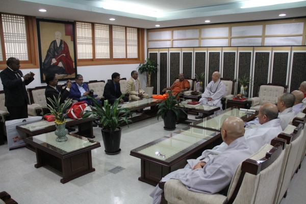 상견례를 하는 총무원 스님들과 인도불교 대표단.
