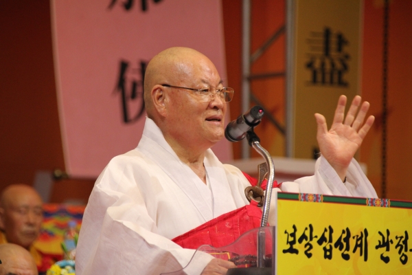편백운 총무원장스님께서 충북교구 종무원주관으로 개최한 보살십선계 관정수계법회에서 치사를 하고 있다.