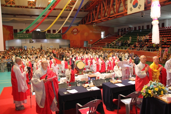 충북교구 종무원 산하 스님들께서 삼사칠증사와 수계동참불자들이 참석한 가운데 수계작법 의식을 진행하고 있다.