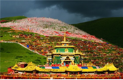 중국 쓰촨성 써다현 해발 3700미터에 위치한 오명불학원(五明佛學院:라룽가르)사원대학촌, 약 5만 명의 티베트 학승들이 몰려서 공부하고 있다.