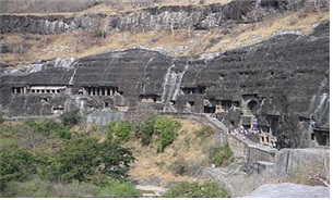 29개의 석굴로 만들어진 인도 아잔타 불교 동굴 사원전경. 기원전 1세기경부터 약 1세기 동안 지어진 전기 동굴과 5세기에서 7세기에 걸쳐 지어진 후기동굴이 있다.