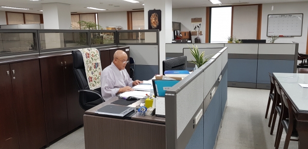 총무부장 정선스님이 총무원에 상근하면서 종단 총무부의 전반적인 업무를 꼼꼼히 챙기고 있다.